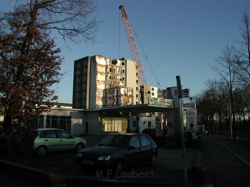 Abriss Hochaus Koeln Vingst 02.JPG